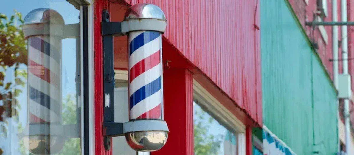 ¿Qué significa el poste tricolor que hay a la entrada de muchas peluquerías y barberías?