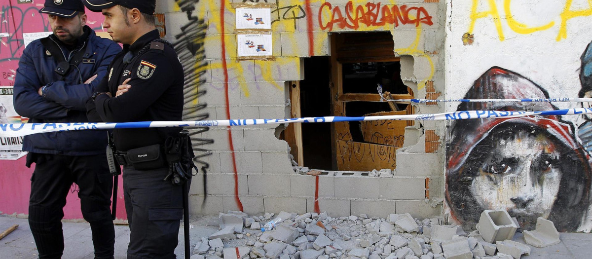 La Policía Nacional desaloja un edificio de la calle Santa Isabel de Madrid
