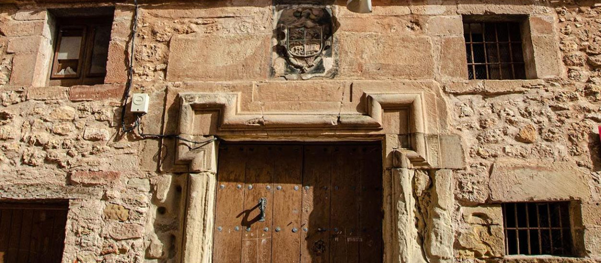 La fachada del Palacio de los Arias antes de ser demolida