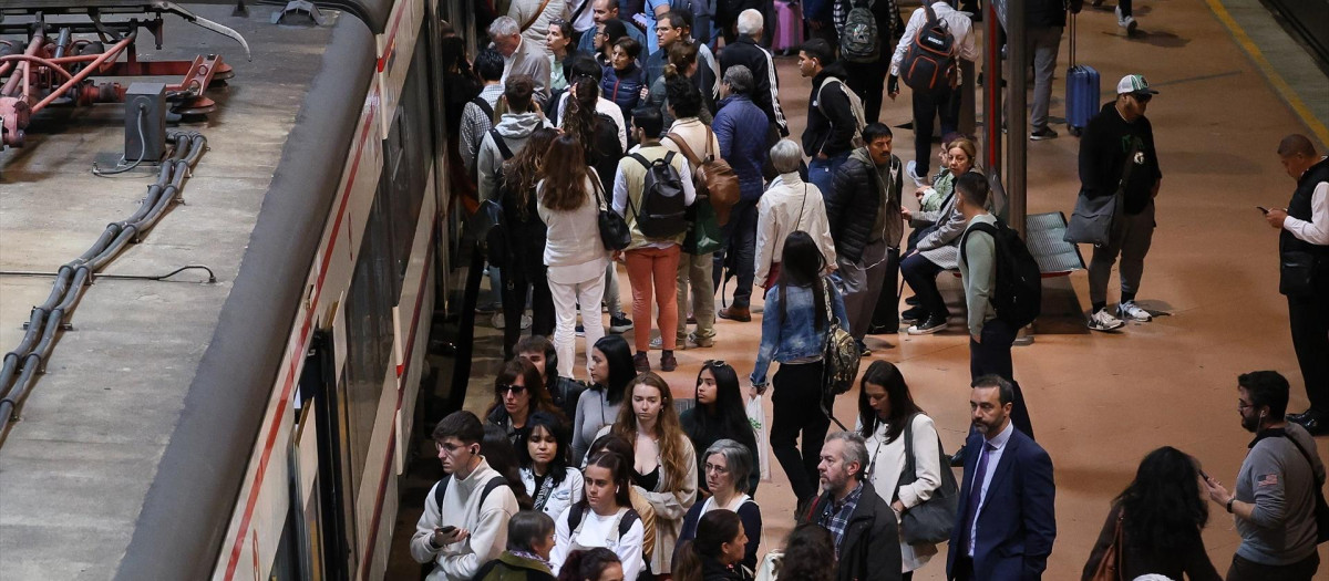 Numerosas personas con maletas esperan en el andén la salida de un tren, en la estación Almudena Grandes-Atocha Cercanías donde se inicia la operación de Semana Santa, a 31 de marzo de 2023, en Madrid (España). Renfe ofrece cerca de 2 millones de plazas de AVE, Avlo, Alvia, Euromed, Intercity y Media Distancia para Semana Santa, entre el 31 de marzo y el 10 de abril, para cubrir la alta demanda de este periodo vacacional. La compañía ha incrementado en 40.166 las plazas para estos días en los trenes comerciales en las rutas más demandadas, que son los que comunican Madrid con Andalucía, Cataluña y la Comunidad Valenciana. Asimismo, el operador ferroviario ofrece para estos días 836.685 plazas en total entre los servicios Avant y Media Distancia que enlazan todo el territorio.
31 MARZO 2023;RENFE;VACACIONES;SEMANA SANTA;TURISMO;VIAJES;VIAJAR;ESTACIÓN DE TREN;TRANSPORTE;TRANSPORTE FERROVIARIO;EQUIPAJE;MALETA;TROLEY;MOCHILA;
Marta Fernández / Europa Press
31/3/2023