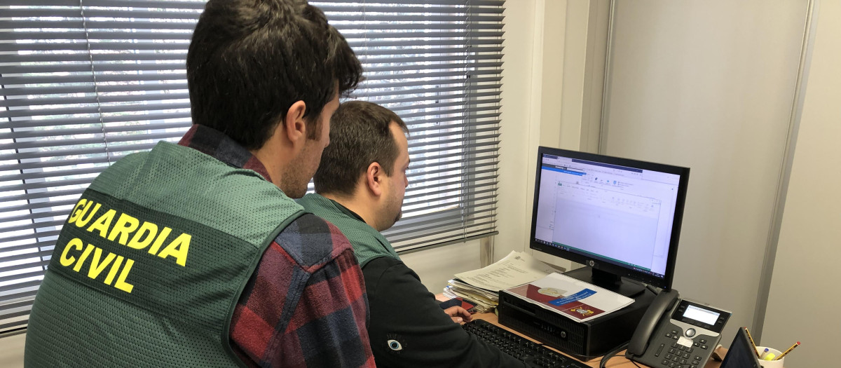 Dos guardias civiles en plena investigación de delitos informáticos como las estafas con criptomonedas
