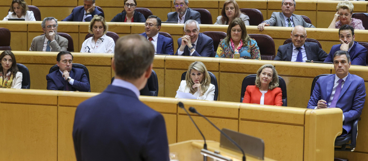 Alberto Núñez Feijóo se dirige a Pedro Sánchez
