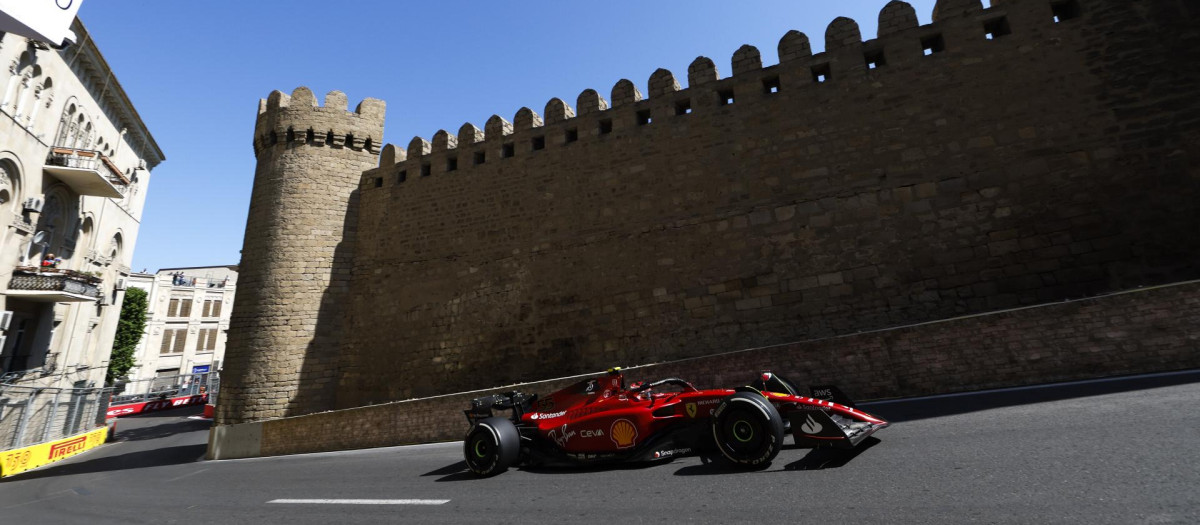 El Ferrari de Leclerc en el Gran Premio de Azerbaiyán de 2022