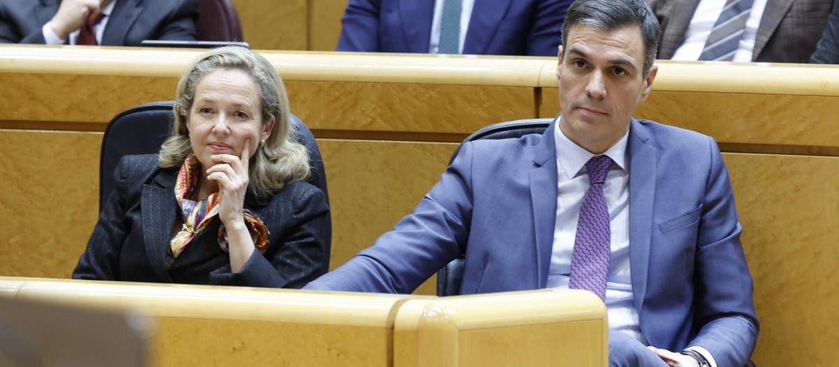 Nadia Calviño, ministra del departamento contratante del servicio, y Pedro Sánchez