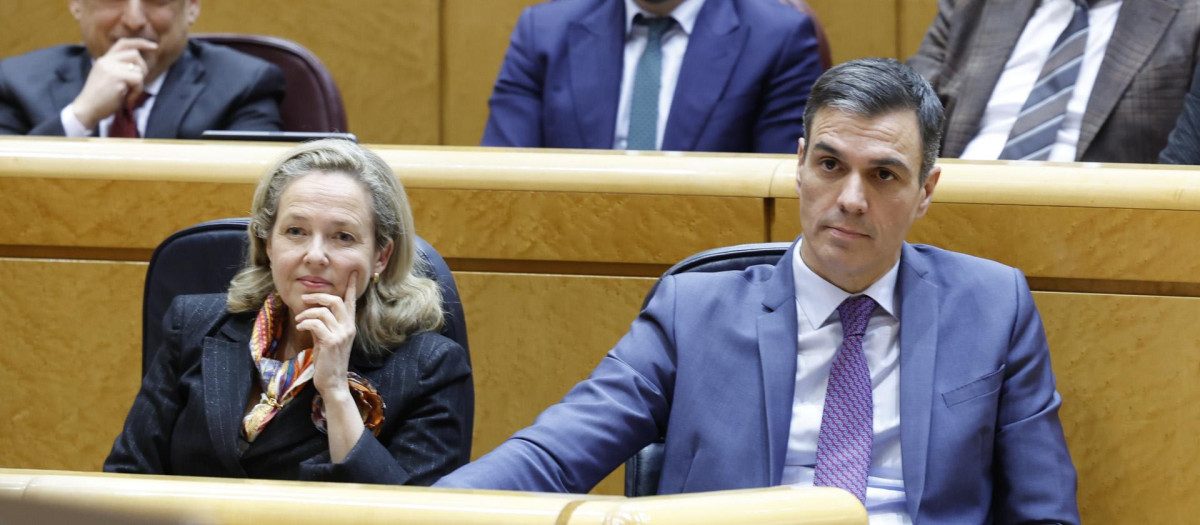 Nadia Calviño, ministra del departamento contratante del servicio, y Pedro Sánchez