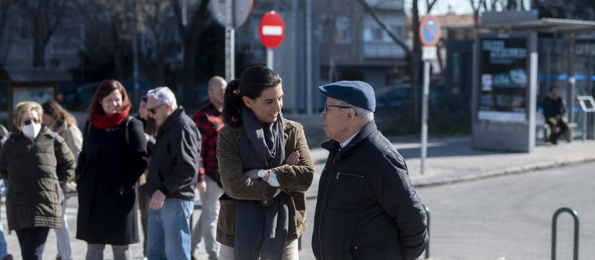 La candidata de Vox a la Presidencia de la Comunidad de Madrid, Rocío Monasterio, conversa con un hombre durante un encuentro con los vecinos de Casa de Campo, a 17 de febrero de 2023, en Madrid (España). Monasterio ha realizado frecuentes encuentros con los vecinos de Casa de Campo, donde en ocasiones anteriores ha asegurado que si Vox llegase al poder cerrarían el centro de centro de menores extranjeros no acompañados (”menas”) para evitar la delincuencia en el barrio