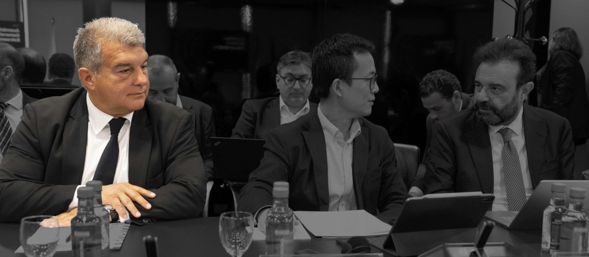 Laporta, en LaLiga, junto al director general del Madrid José Ángel Sánchez, separados por el representante del Espanyol