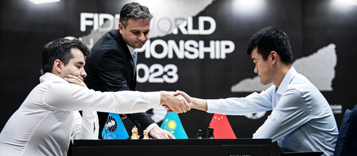 Nepo y Liren se saludan antes de la decimotercera partida del Mundial