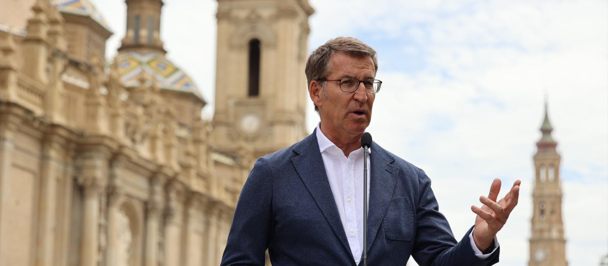 El presidente del Partido Popular, Alberto Núñez Feijóo, comparece ante los medios en su visita al Mercado Central, junto al candidato del PP a la Presidencia del Gobierno de Aragón y alcalde de Zaragoza, Jorge Azcón y la candidata del PP a la Alcaldía de Zaragoza, Natalia Chueca, a 27 de abril de 2023, en Zaragoza, Aragón (España). Durante la visita, Feijóo ha apoyado a los candidatos del PP a la presidencia del Gobierno de Aragón y a la alcaldía de Zaragoza de cara a las próximas elecciones autonómicas y municipales del 28 de mayo.
27 ABRIL 2023;PP;PARTIDO POPULAR;PRECAMPAÑA;
Fabián Simón / Europa Press
27/4/2023
