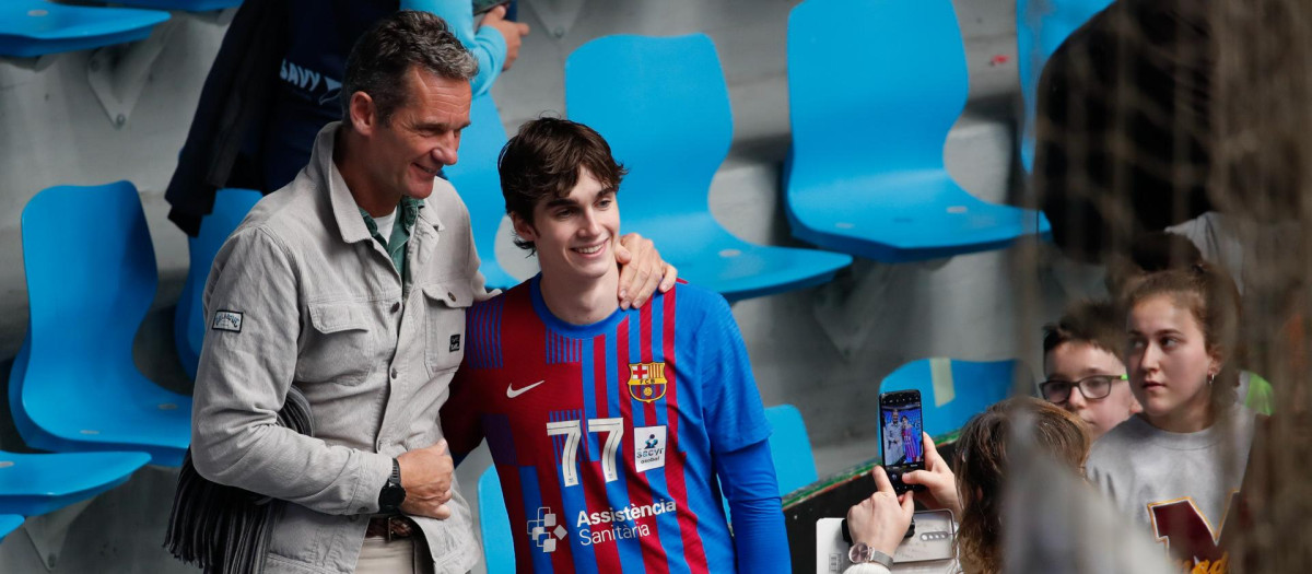 Pablo y su padre durante un partido de la liga asobal