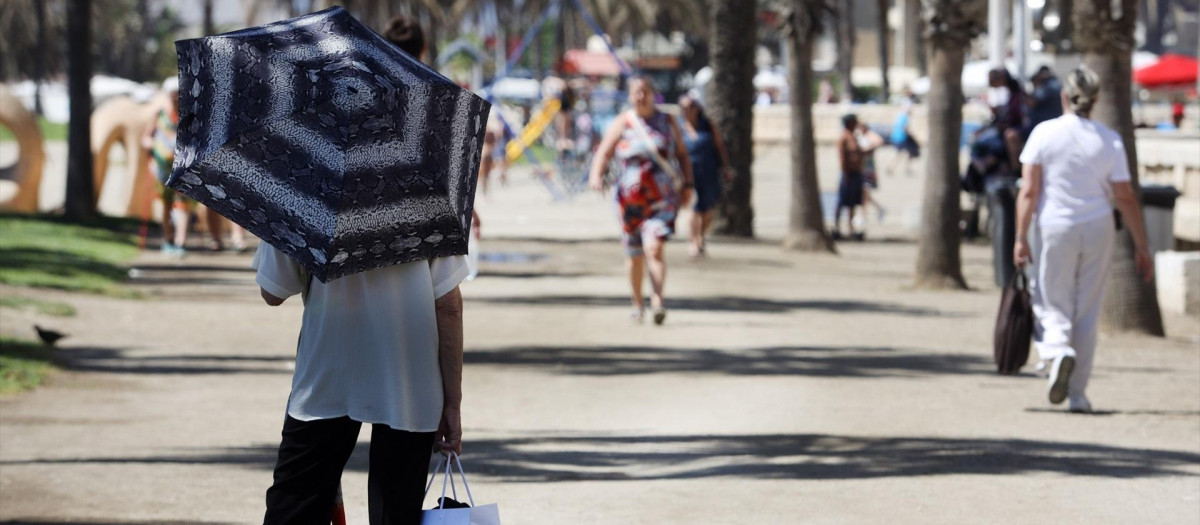 Varias personas en la playa de La Malagueta por las altas temperaturas de estos días