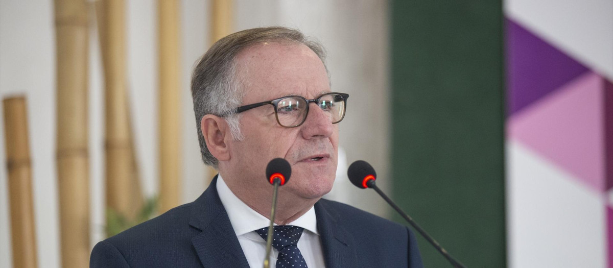 El presidente de Melilla, Eduardo de Castro, interviene en el coloquio ‘Análisis y futuro de la Ciudad de Melilla’ dentro del V Foro Empresarial de Melilla, a 26 de enero de 2023, en Melilla (España). Durante el foro, han reflexionado sobre las perspectivas económicas, políticas y sociales para el 2023, tratando temas como la gestión de los fondos europeos en el contexto global de una economía interdependiente y la influencia de esta situación en el futuro del tejido empresarial.
26 ENERO 2023;FORO EMPRESARIAL;MELILLA;FORO EMPRESARIAL;ALBERTO RUIZ-GALLARDÓN
ILIES AMAR / Europa Press
(Foto de ARCHIVO)
26/1/2023