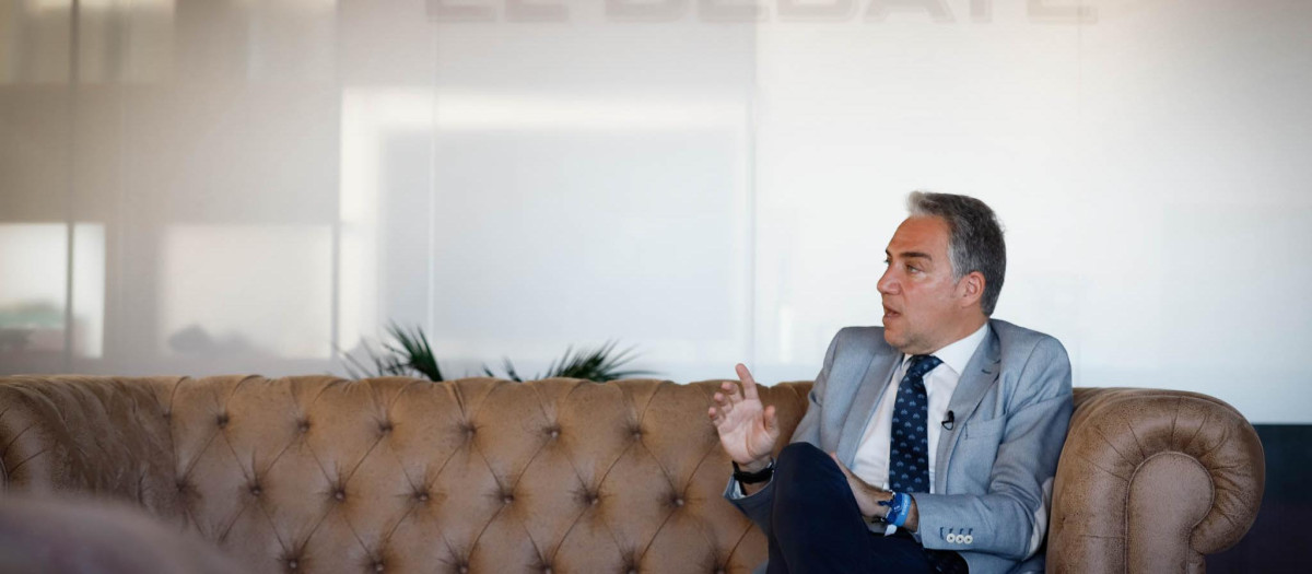 Un instante de la entrevista de Bendodo en la redacción de El Debate