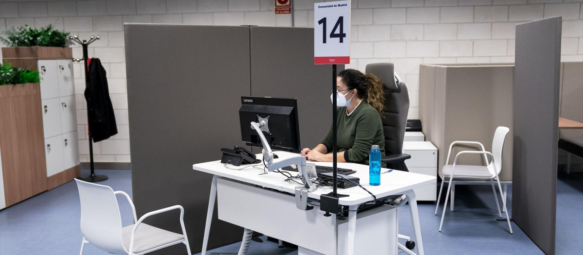 Una trabajadora en una oficina de empleo de la Comunidad de Madrid.