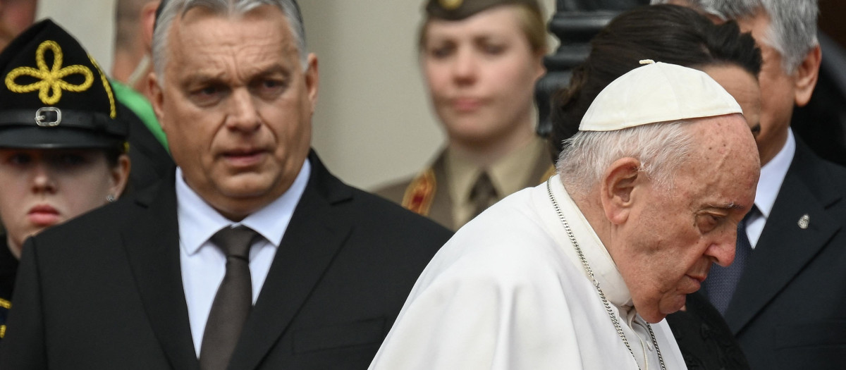 El Papa Francisco pasa junto a Viktor Orban