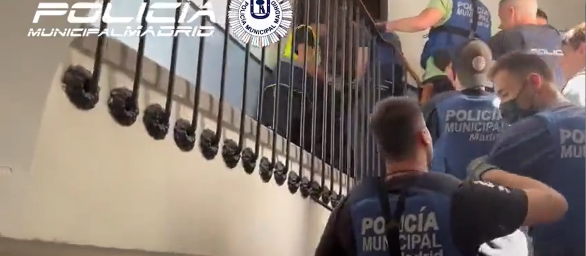 Agentes de la Policía Municipal de Madrid junto con la Policía Nacional desarticulan el narcopiso de Lavapiés