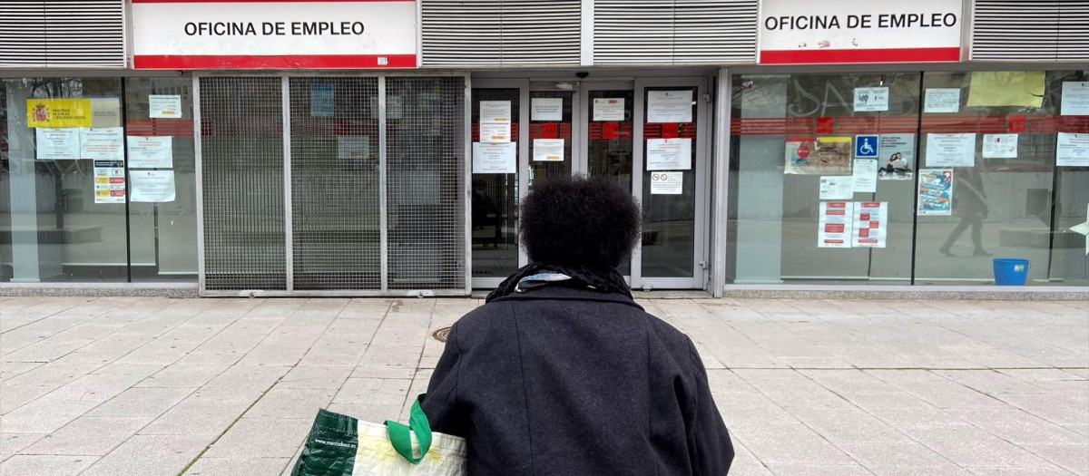 Una persona espera en las inmediaciones de una Oficina de Empleo en Madrid.