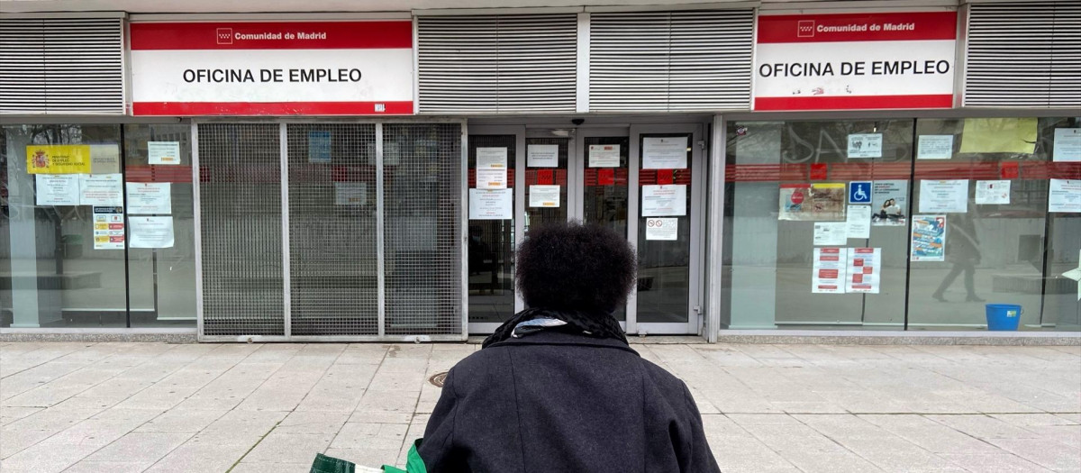 Una persona espera en las inmediaciones de una Oficina de Empleo en Madrid.