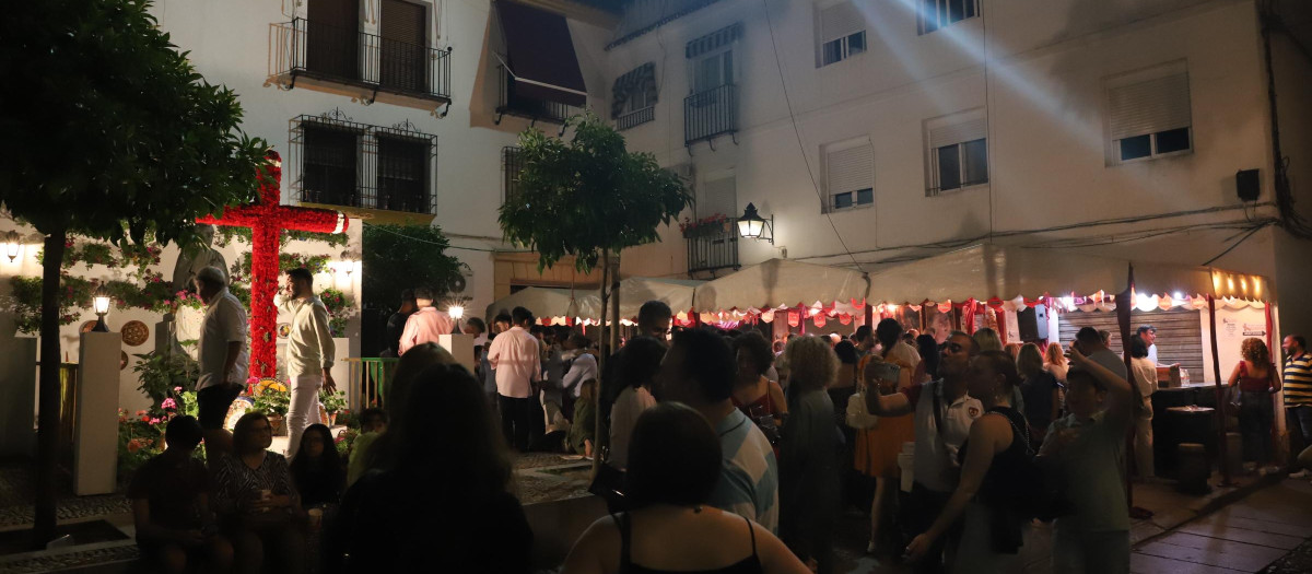 Ambiente del viernes noches en las Cruces de Mayo