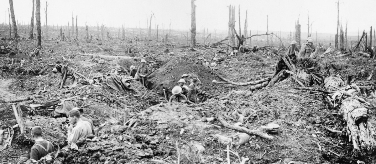 Soldados cavando una trinchera de comunicación en el bosque de Delville