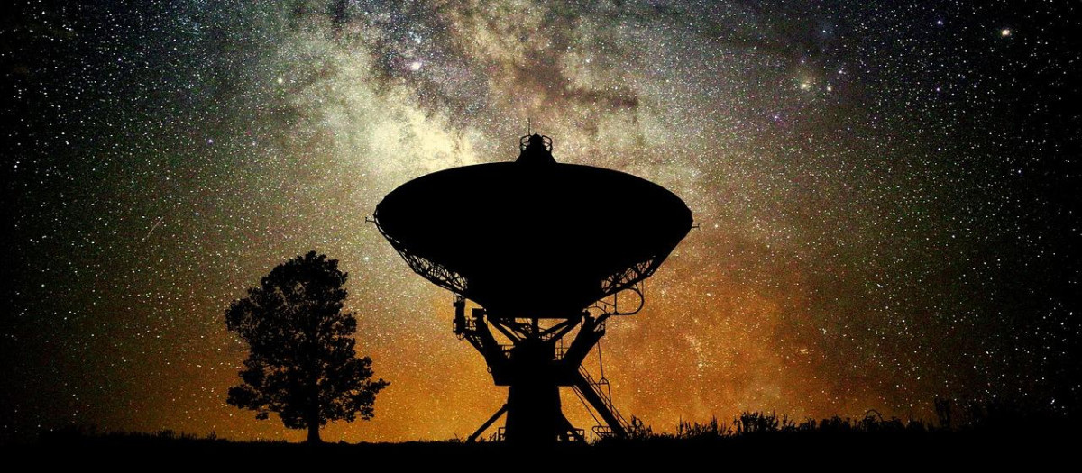 Un radiotelescopio, instrumento utilizado para captar señales de radio del espacio