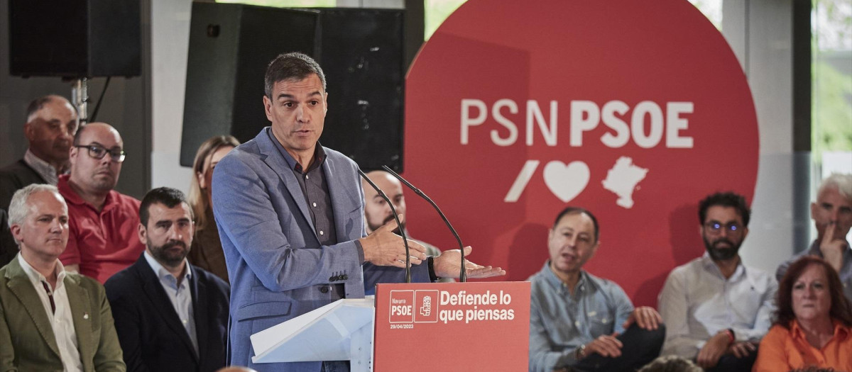 El secretario general del PSOE y presidente del Gobierno, Pedro Sánchez, interviene durante un acto del PSOE por el Día de la Rosa en el Palacio de Congresos y Auditorio Baluarte, a 29 de abril de 2023, en Pamplona, Navarra (España). Este acto, en el que se ha presentado a la candidata a la alcaldía de Pamplona, se celebra de cara a las elecciones municipales y autonómicas del 28M.
29 ABRIL 2023;POLÍTICA;CANDIDATA;CANDIDATURA;ELECCIONES;ELECCIONES MUNICIPALES;ELECCIONES AUTONÓMICAS;COMICIOS;28 DE MAYO;28M
Eduardo Sanz / Europa Press
29/4/2023