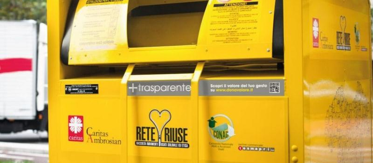 Contenedor de Cáritas para depositar ropa