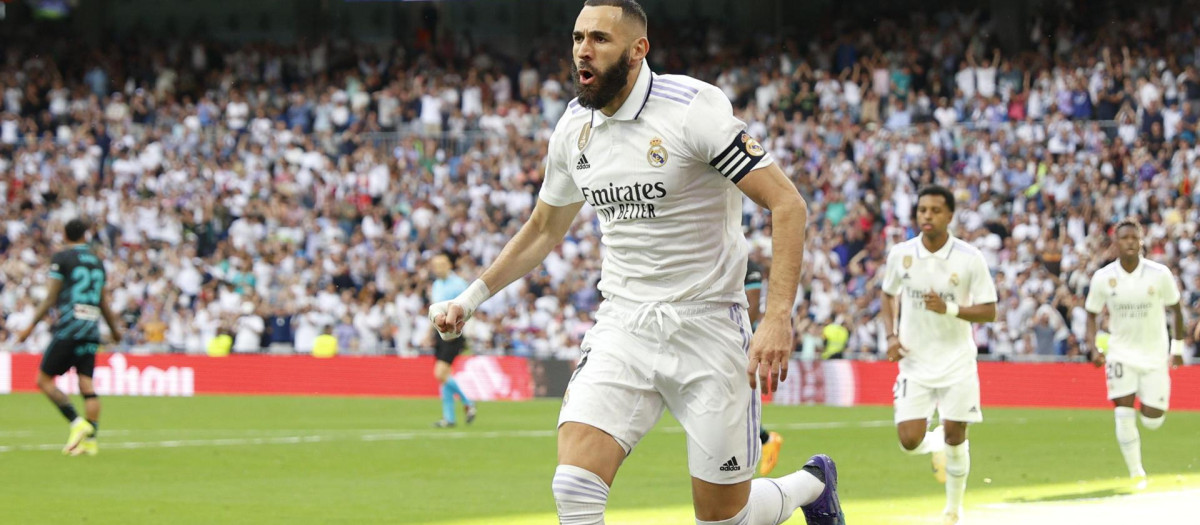 El delantero francés del Real Madrid Karim Benzema celebra uno de los goles ante el Almería en el Bernabéu