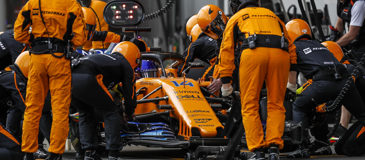 Alonso entra en boxes en el Gran Premio de Azerbaiyán de 2018