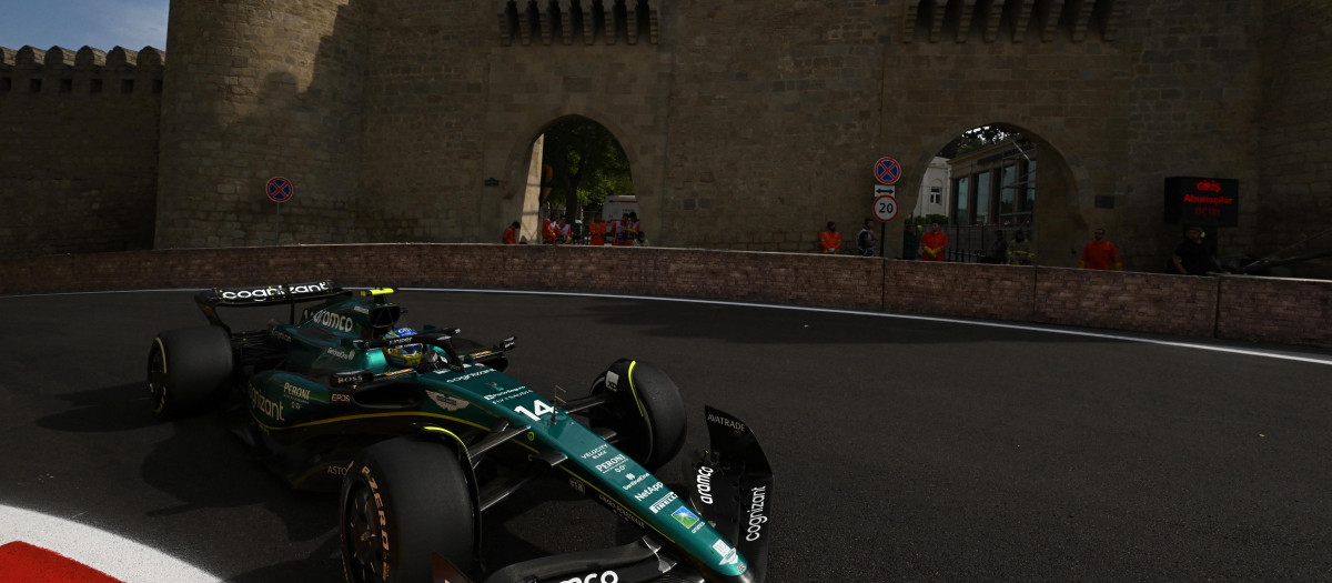 Fernando Alonso, pasando por el castillo de Bakú, sede del GP de Azerbaiyán de F1