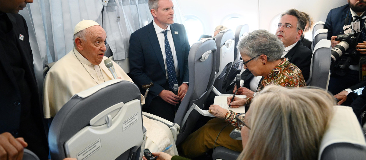 El Papa Francisco habla con los periodistas durante el vuelo de Budapest a Italia