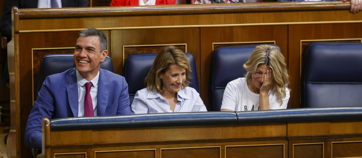 Pedro Sánchez (i), junto a la ministra de Transporte, Raquel Sánchez (c), y la vicepresidenta segunda y  ministra de Trabajo Yolanda Díaz (d)