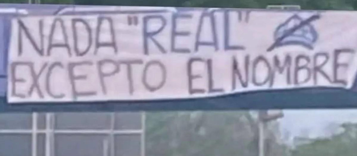 Algunas de las pancartas que han colocado en Belgrado, capital de Serbia