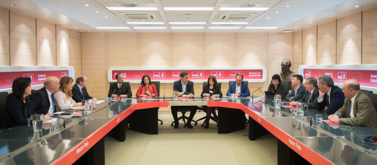 El secretario general Pedro Sánchez mantiene una reunión con representantes de las asociaciones judiciales y fiscales, También participan en la reunión la vicesecretaria general Adriana Lastra
