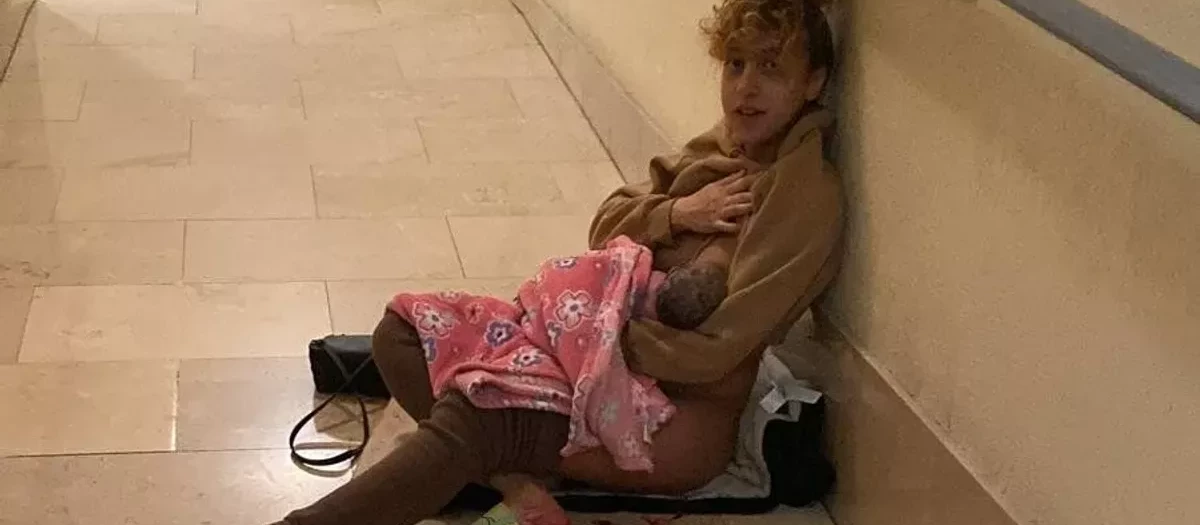 Nerea, la demandante, amamanta a su hija en el portal de su casa tras dar a luz