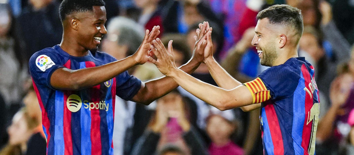 El saludo de Jordi Alba, autor del gol de la victoria del Barça a Osasuna, con Ansu Fati