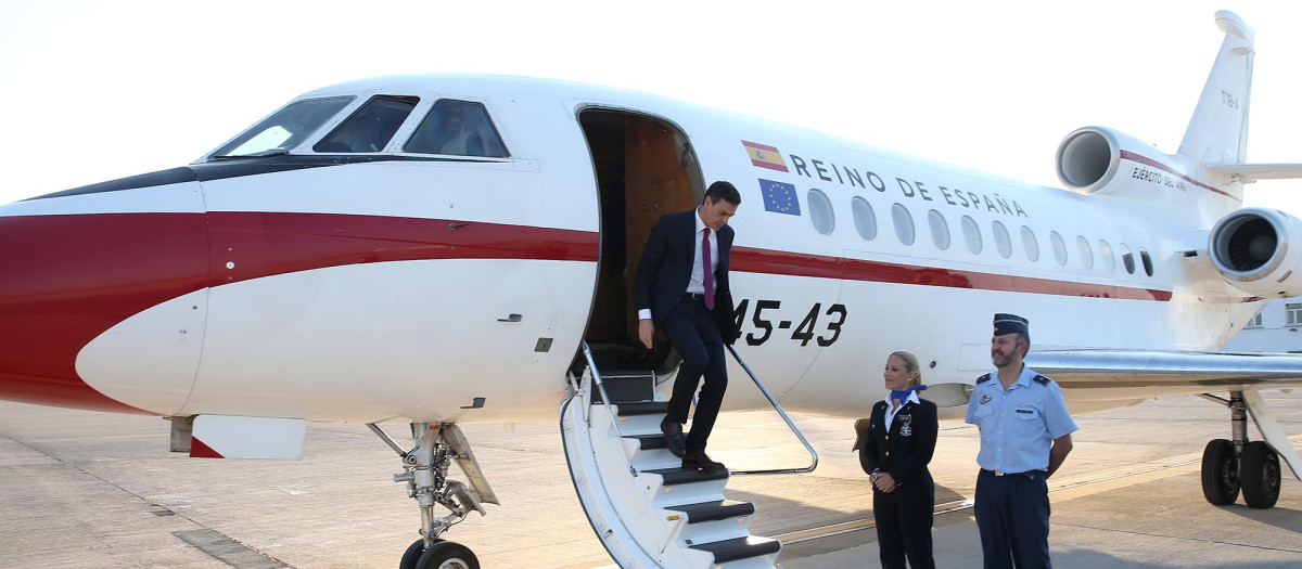 Pedro Sánchez desciende de uno de los aviones Falcon de la flota a disposición del Gobierno