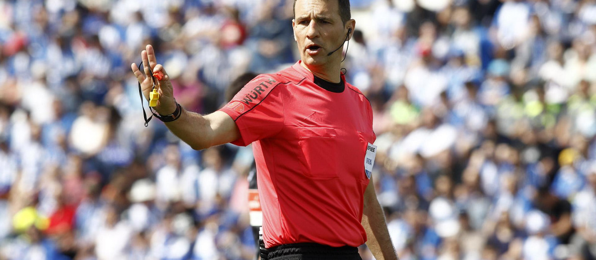 Clos Gómez, en su etapa de árbitro en activo: ahora es el jefe del VAR en España