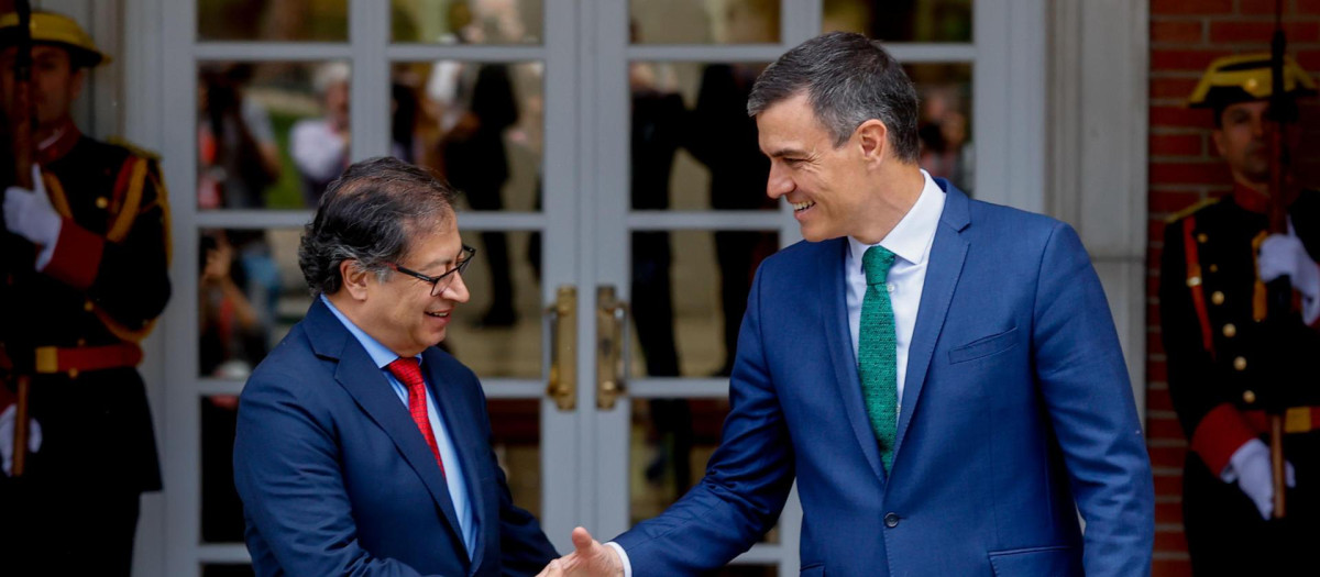 El presidente de Gobierno Pedro Sánchez recibe en el palacio de La Moncloa al Gustavo Petro