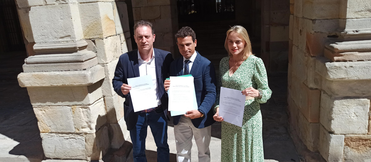 De izquierda a derecha: Daniel Portero, candidato del PP en Durango; Raquel González, presidenta del PP en Vizcaya; y Carlos García, cabeza de lista del PP en Durango