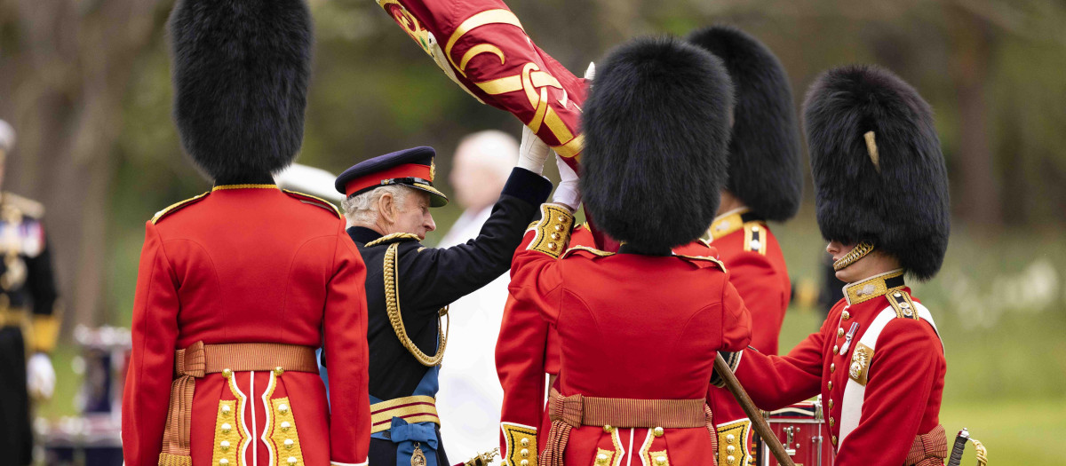 El Rey Carlos III junto con la Guardia Real británica