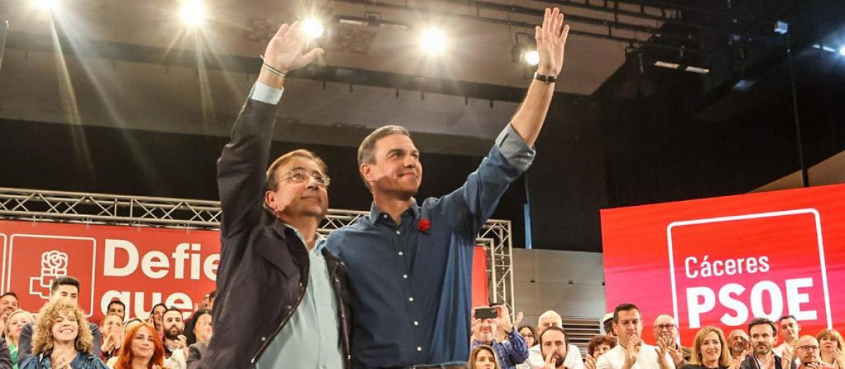 Pedro Sánchez y Guillermo Fernández Vara, en un mitin en abril