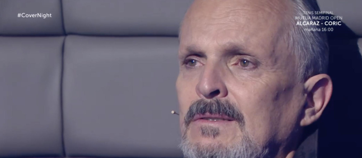 Bosé llora durante la interpretación de Mónica Naranjo