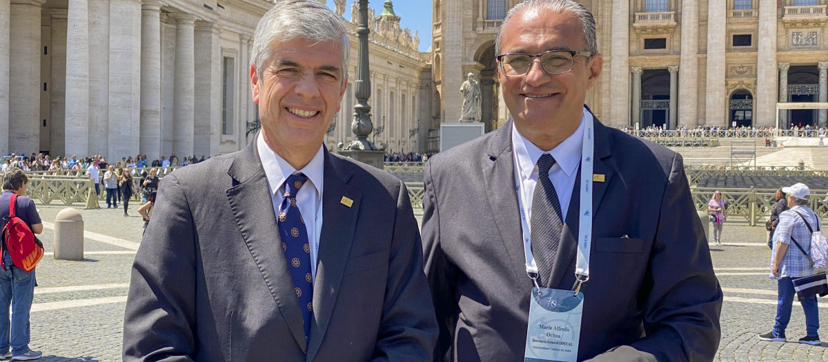 CIUDAD DEL VATICANO (VATICANO), 04/05/2023.- El presidente de la Organización de Universidades Católicas de Latinoamérica y el Caribe (ODUCAL), Rodolfo Gallo (i), y el secretario general, Mario Alfredo Ochoa, posan este jueves en El Vaticano con motivo de su reunión con el papa Francisco por el 70 aniversario de la insitución, en la que el Sumo Pontífice aseguró que la cada vez mayor desigualdad en América Latina es "una herida dolorosa". EFE/ Raül Martínez Mendo
