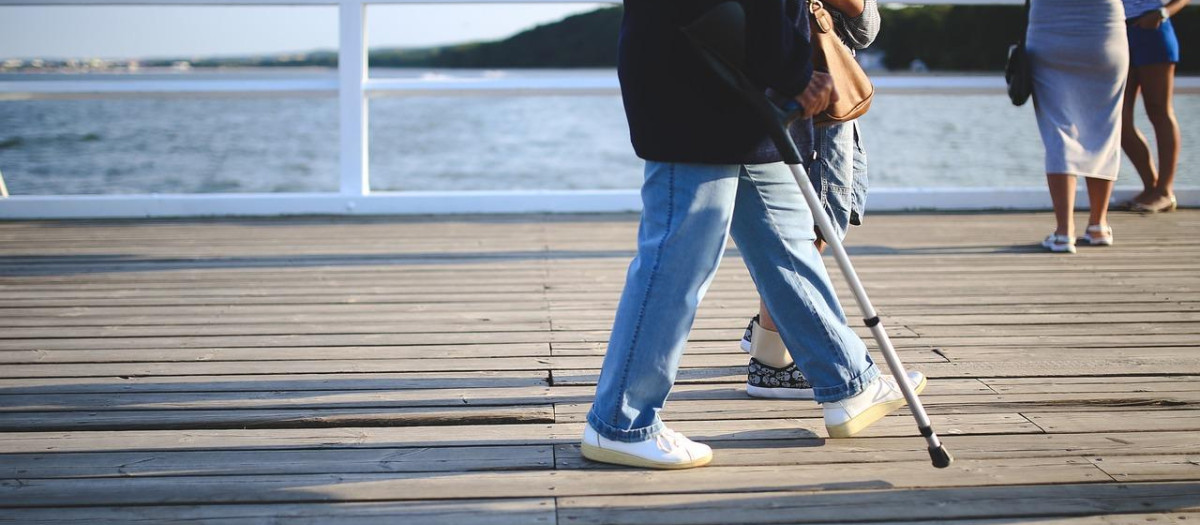 Una mujer caminando con muletas