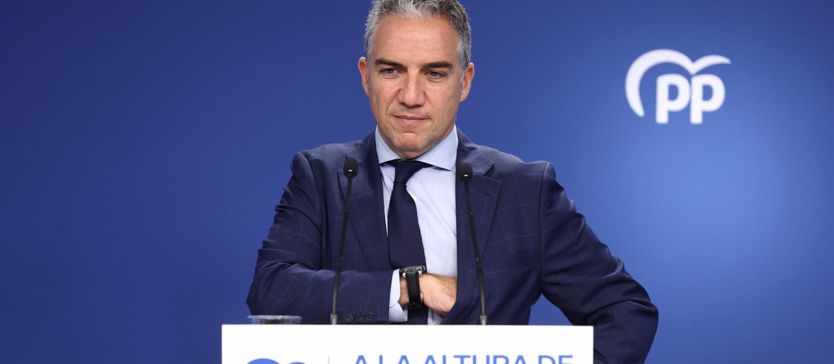 El coordinador general del PP, Elías Bendodo, durante una rueda de prensa
