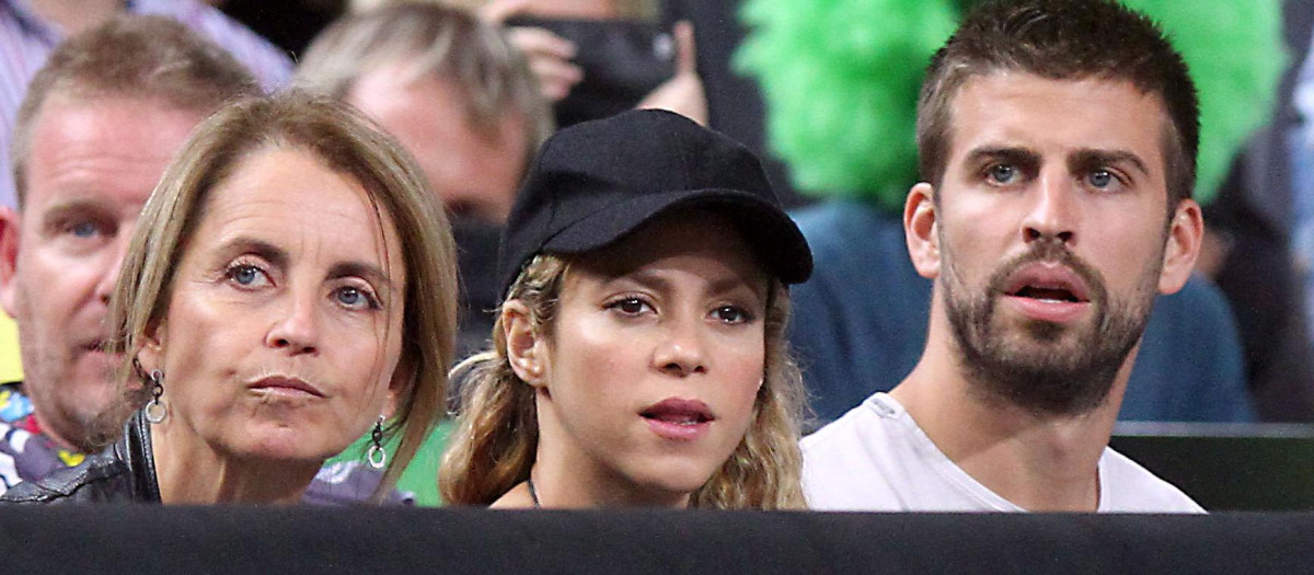 Shakira en compañía de su suegra, Montserrat Bernabeu, y Gerard Piqué