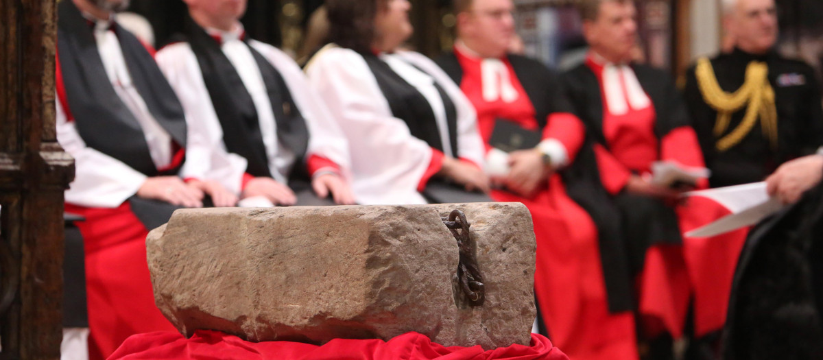 La Piedra del Destino se muestra dentro de la Abadía de Westminster en el centro de Londres