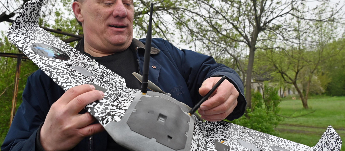 Un funcionario ucraniano de Járkov de muestra el nuevo dron de reconocimiento Sirko