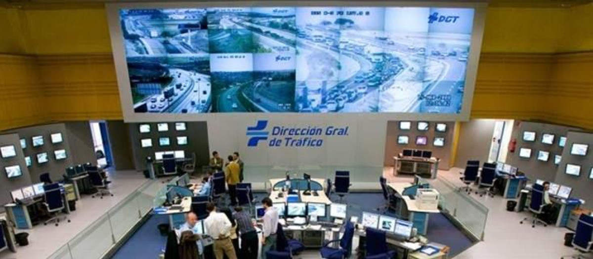 Trabajadores de la DGT en el centro de cámaras y control de tráfico